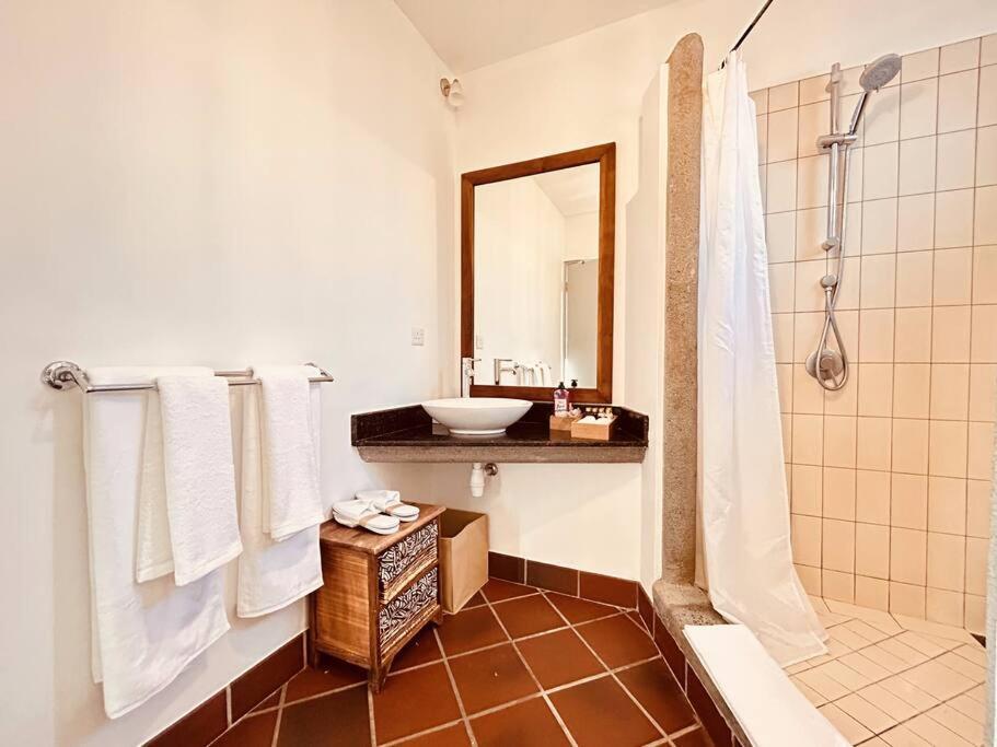 Scenic Riverfront 2 Bedroom Villa In Port Chambly Baie-du-Tombeau Zewnętrze zdjęcie