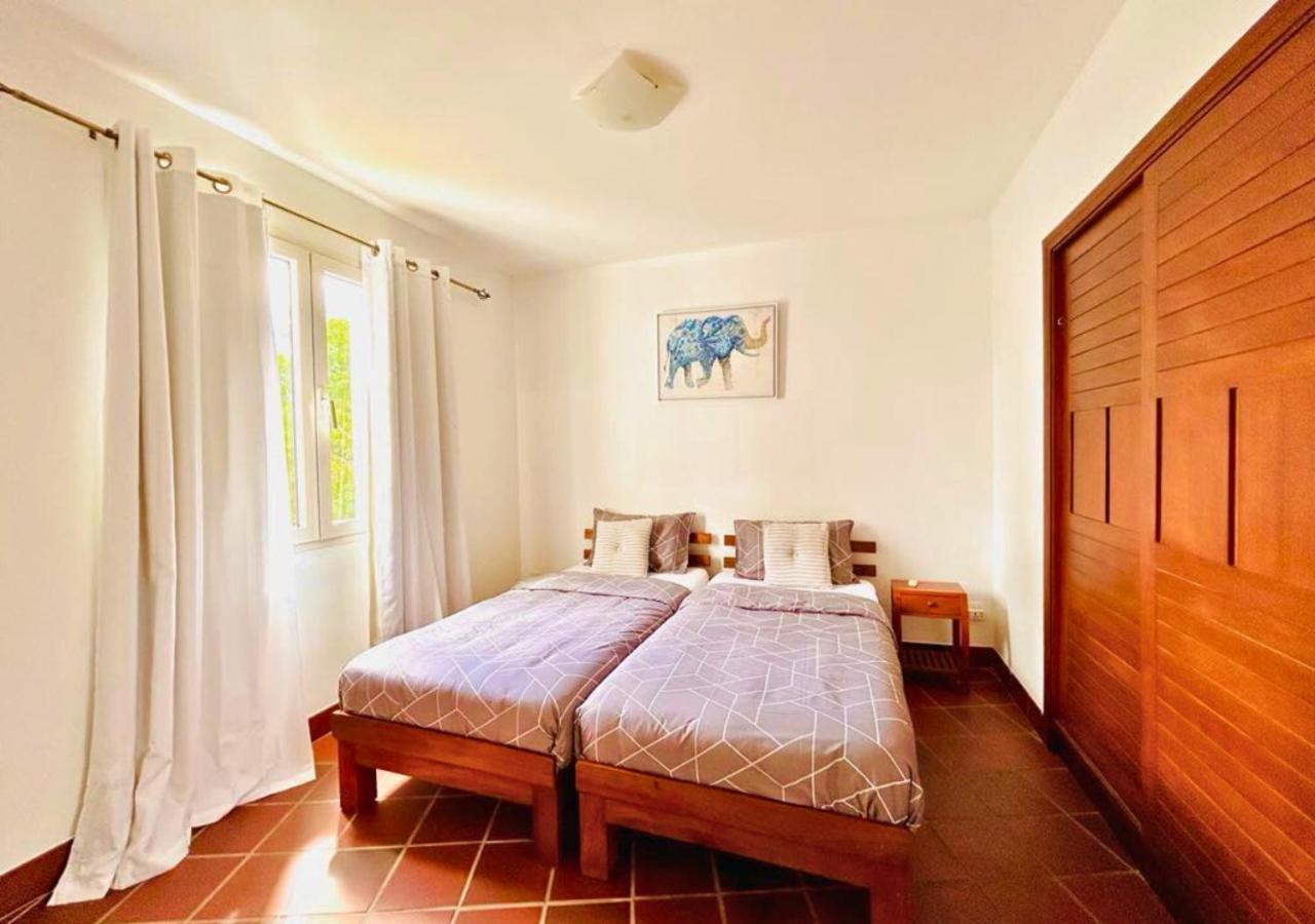 Scenic Riverfront 2 Bedroom Villa In Port Chambly Baie-du-Tombeau Zewnętrze zdjęcie